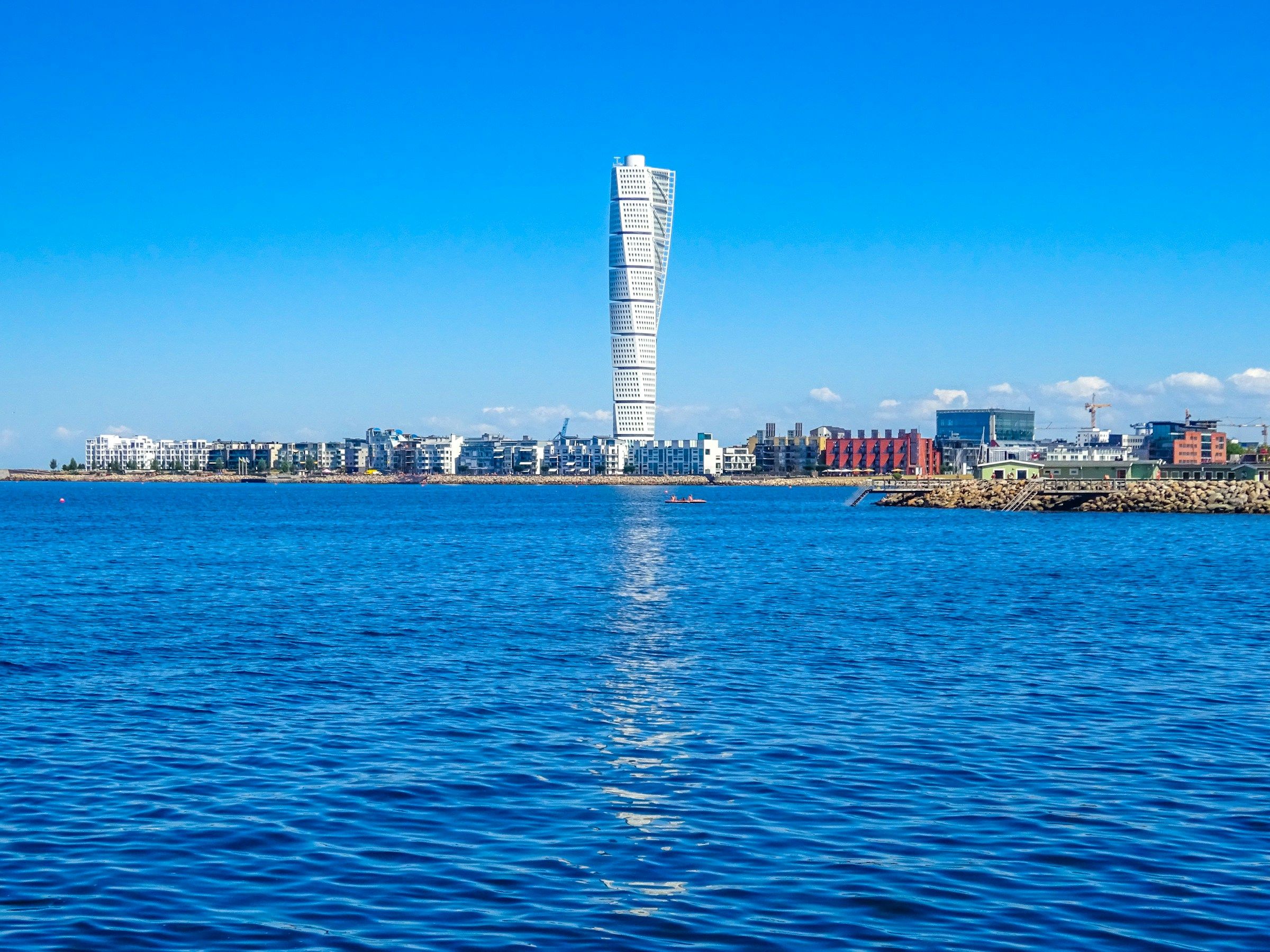 Turning Torso i Malmö sett över havet en solig dag